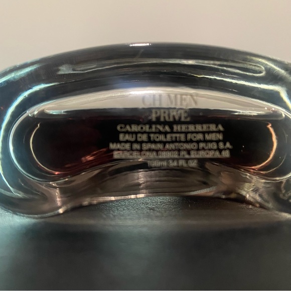 Carolina Herrera CH Men Prive Eau de Toilette Spray for Men 100ml - Picture 4 of 7